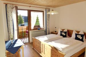 Tempat tidur dalam kamar di Gästehaus Philipp