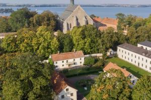 eine Luftansicht einer Stadt mit einer Kirche und Bäumen in der Unterkunft Hotell Dahlströmska gården in Vadstena