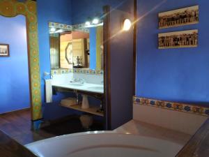 Een badkamer bij La Casona de la Reina Berta