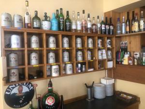 ein Regal mit vielen Flaschen Alkohol in der Unterkunft Gaststätte Brandenburg in Nordhausen