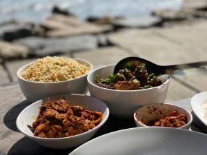 柴瑞海灘的住宿－Cherai Onetree Retreat，桌上的一组食物