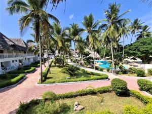 een balkon met uitzicht op het resort bij Paradise Beach Resort & Spa in Uroa