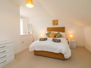 ein Schlafzimmer mit einem Bett mit zwei Nachttischen und zwei Lampen in der Unterkunft The Outlook in Taunton