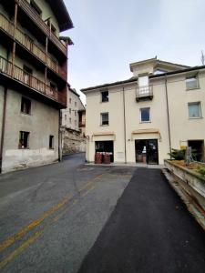 una calle vacía frente a un edificio en Vevey 5 by Hili, en Aosta