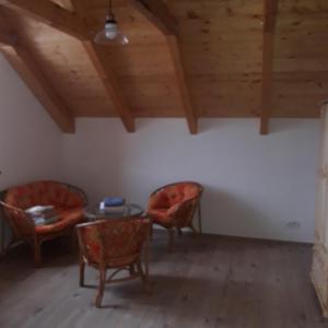 Area soggiorno di apartman u\Kapra