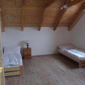Letto o letti in una camera di apartman u\Kapra