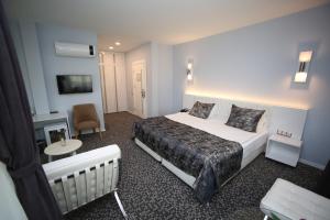 Postel nebo postele na pokoji v ubytování Grand Nora Hotel