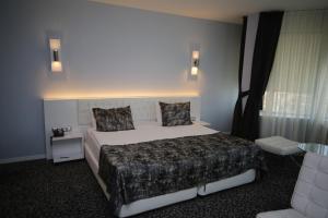 Postel nebo postele na pokoji v ubytování Grand Nora Hotel