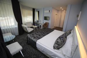 Postel nebo postele na pokoji v ubytování Grand Nora Hotel