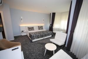 Postel nebo postele na pokoji v ubytování Grand Nora Hotel