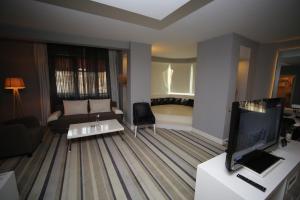 TV a/nebo společenská místnost v ubytování Grand Nora Hotel