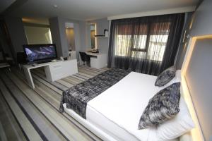 Postel nebo postele na pokoji v ubytování Grand Nora Hotel