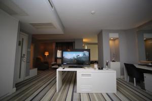 TV a/nebo společenská místnost v ubytování Grand Nora Hotel