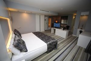 Postel nebo postele na pokoji v ubytování Grand Nora Hotel