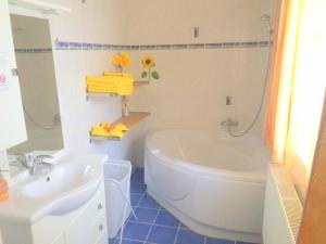 Linz Apartment Comfort-Size في لينز: حمام أبيض مع حوض ومغسلة