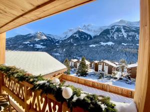 - un balcon avec vue sur les montagnes et décorations de Noël dans l'établissement Le Montagnier by Mrs Miggins, à Champéry