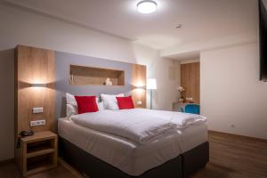 1 dormitorio con 1 cama grande con almohadas rojas en Villa Prinzhorn en Diepholz