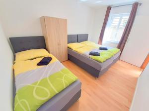 1 Schlafzimmer mit 2 Betten und einem Fenster in der Unterkunft Apartments SteelCity in Linz