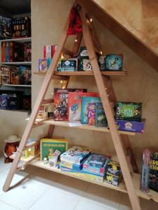 una estantería llena de libros en Têtes à l'air, en Montils