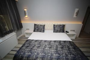 Postel nebo postele na pokoji v ubytování Grand Nora Hotel