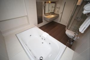 Koupelna v ubytování Grand Nora Hotel