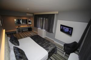 TV a/nebo společenská místnost v ubytování Grand Nora Hotel