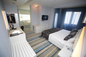 TV a/nebo společenská místnost v ubytování Grand Nora Hotel