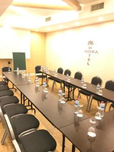 una sala riunioni con un lungo tavolo e sedie di Grand Nora Hotel a Ankara