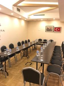 una sala de conferencias con mesas y sillas largas en Grand Nora Hotel en Ankara