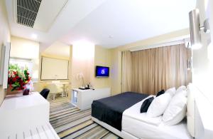 TV a/nebo společenská místnost v ubytování Grand Nora Hotel
