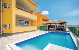 ein Pool vor einem gelben Haus in der Unterkunft Apartment Panorama in Jadranovo + 24 Fotos