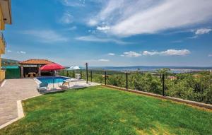einen Hinterhof mit einem Pool und einem Rasenplatz in der Unterkunft Apartment Panorama in Jadranovo