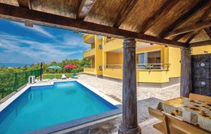 ein Bild eines Swimmingpools in einer Villa in der Unterkunft Apartment Panorama in Jadranovo