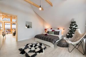 ザコパネにあるBory6a Apartamentyのベッドルーム1室(クリスマスツリー、ベッド1台、椅子付)