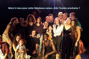 a group of people posing for a picture on a stage at LE COTTAGE VUE LAC-2 vélos-Village Vacances Nature de 70ha! avec piscines et animations in Léon +39 photos