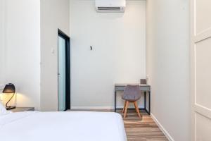 Postel nebo postele na pokoji v ubytování Wesley Hotel