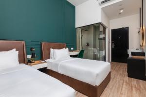 Postel nebo postele na pokoji v ubytování Wesley Hotel