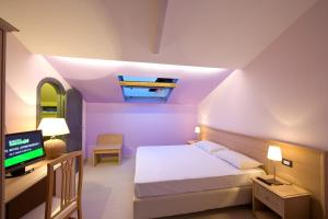 1 dormitorio con 1 cama y TV en una habitación en Sorrento Belvedere B&B, en Sorrento