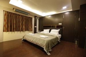 Postel nebo postele na pokoji v ubytování Hotel Metro Palace Bandra