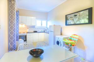 A kitchen or kitchenette at Villa Kiki
