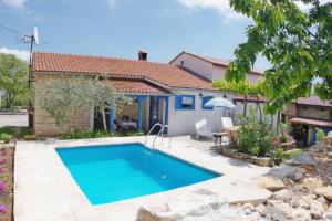 basen przed domem w obiekcie Holiday house Franko w mieście Rakalj