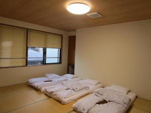 Tempat tidur dalam kamar di Guesthouse Kyoto Abiya