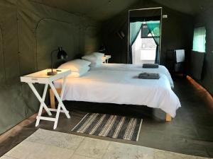 Een bed of bedden in een kamer bij Achab Self Catering Tent