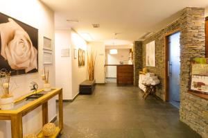 Renedo的住宿－Arha Reserva del Saja，走廊上设有石墙的房间