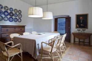 a dining room with a table and chairs and plates on the wall at Ca lAndreu Ecoturisme in Tiana