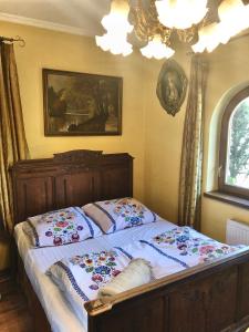 1 dormitorio con 1 cama con 2 almohadas en Straszny Dwór, en Zakopane