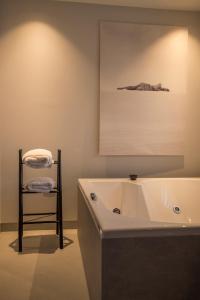 Koupelna v ubytování Korpa Deli Rooms SPA