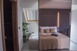 Postel nebo postele na pokoji v ubytování Korpa Deli Rooms SPA