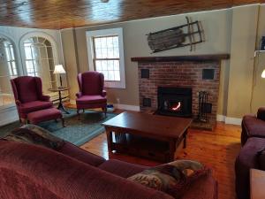 
a living room filled with furniture and a fire place at Doveberry Inn in West Dover
