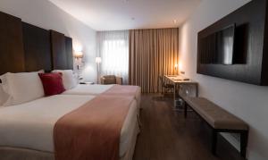 A bed or beds in a room at La Laguna Gran Hotel 